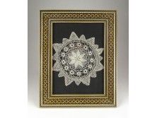 Antik perzsa mikromozaik intarzia képkeretben csipke kézimunkával 31 x 25 cm