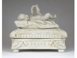 Antik biszkvit porcelán bonbonier babával
