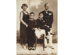 Szitovszky : Régi szépen keretezett családi fotográfia 36 x 27.5 cm