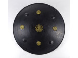 Nagyméretű fekete fém historizáló pajzs vért réz veretekkel 47.5 cm