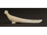 Jelzett faragott csont páva 8.5 cm