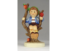 Almafán ülő Hummel porcelán kisfiú 10.5 cm