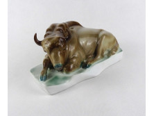 Zsolnay fekvő bika porcelán szobor