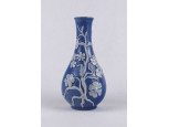 Ritka kék színű fehér virágmintás - pate sur pate - Herendi porcelán váza 15.6 cm
