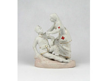 Antik I. világháborús biszkvit porcelán katona és vöröskeresztes nővér figurával 14 cm