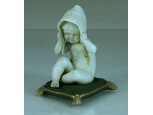 Párnán ülő biszkvit porcelán kislány figura