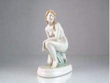 Zsolnay porcelán térdelő akt szobor